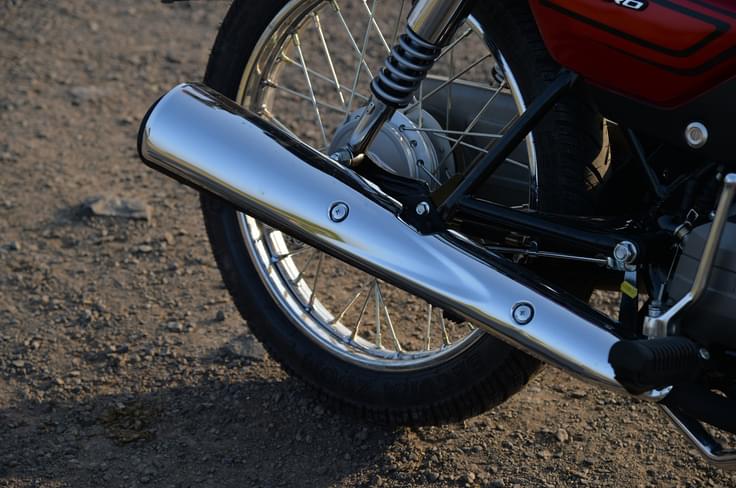 Long chromed silencer adds to the Splendor’s classic look. Long chromed silencer adds to the Splendor’s classic look.