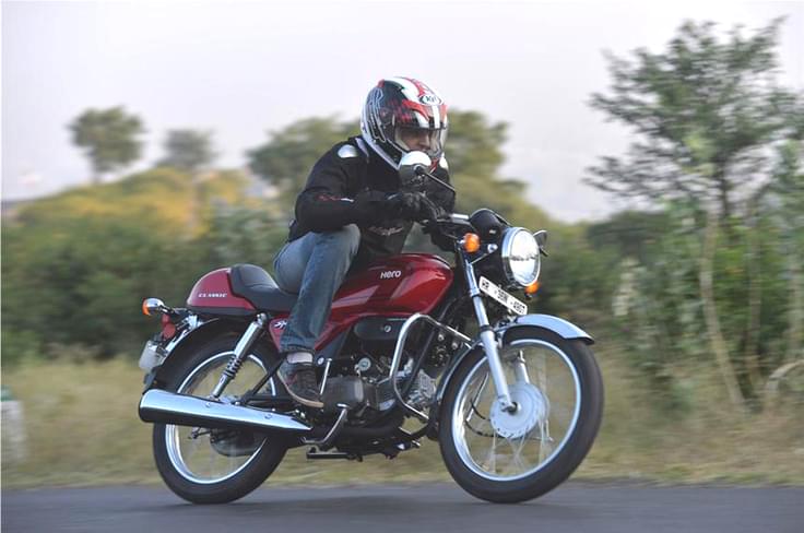 Undeniably good looking, the new Splendor PRO Classic is Hero’s practical café racer. Undeniably good looking, the new Splendor PRO Classic is Hero’s practical café racer.