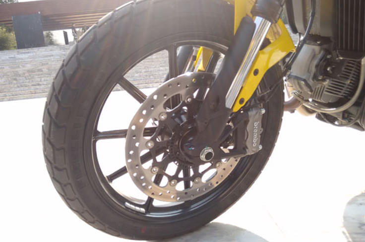 Brembo single disc brake upfront, with ABS as standard. Brembo single disc brake upfront, with ABS as standard.