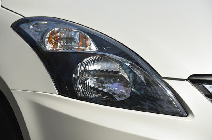 The headlamp inserts are now black for V and Z trims. The base trims continue with the pre-facelift units.