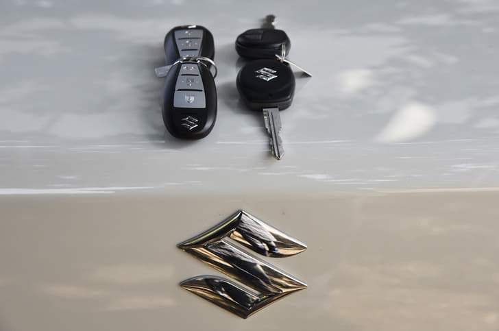 Swift Dzire Z trim key fob (left) and Dzire V trim keys.