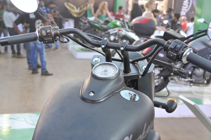 The Blackster's digi-analogue instruments are tank mounted. Switchgear design reminds us of the one's found on Harley-Davidson motorcycles. 