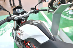 Dual-tone white and black fuel-tank on the TNT 25.