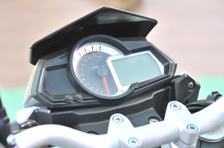 Digi-analogue instrument console is similar to the TNT300. 