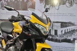 Familiar headlight, shared with the TNT 899, and turn indicators are fit on the rear view mirrors.