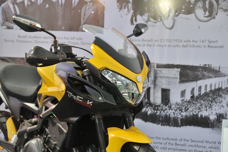 Familiar headlight, shared with the TNT 899, and turn indicators are fit on the rear view mirrors.