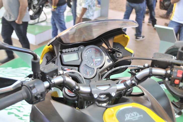 Trek Amazonas gets a three-way adjustable transparent visor upfront and a power control button that toggles between two power modes, i.e. standard and performance.