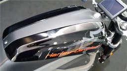 Flat, bisected LiveWire tank feels slender and just like on any conventional bike.