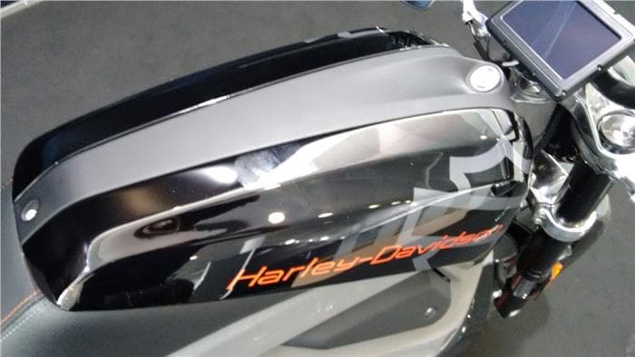 Flat, bisected LiveWire tank feels slender and just like on any conventional bike.