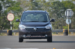 The nose is elegant, with the tastefully detailed chrome grille, big logo and soft looking headlamps.