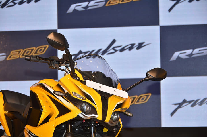The RS 200 comes with a transparent visor up front that will help in deflecting the wind away from the rider.