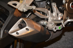 Stubby yet shapely muffler is finished in dual colour.