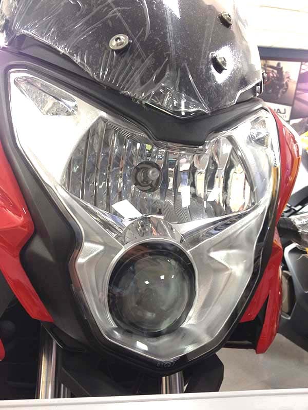 Bajaj Pulsar AS200 has dual lights, a projector for low beam carpet and a halogen bulb for headlight duty. 