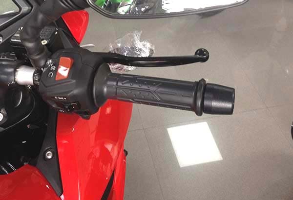 Decent switchgear, grips and lever quality and handlebar end weights on offer.