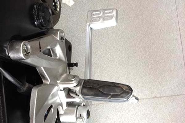 Alloy foot pegs for rider.