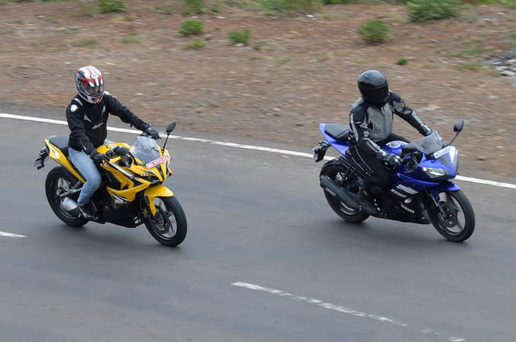 Bajaj’s RS 200 has a more upright riding posture, suitable for riding longer distances. The Yamaha rider is seated in a forward position, with an aggressive lean into the handlebar; even the foot-pegs are extended backward for a sporty ride.