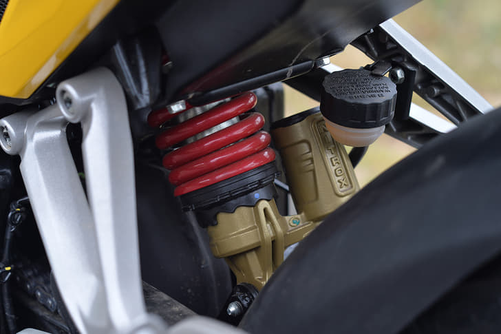 Bajaj offers an upmarket gas-filled and 6-stage adjustable monoshock on the RS 200.