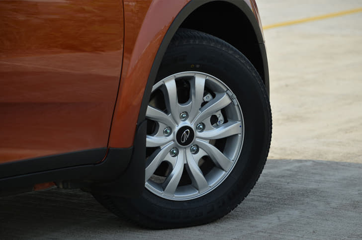 17-inch alloy wheels get new design.