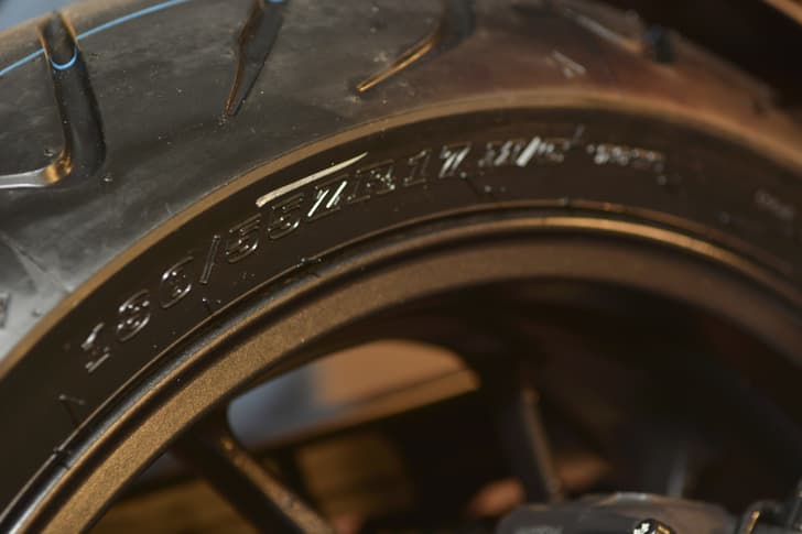 A 180/55ZR17M trye at the rear, from Dunlop was mounted on the CBR650F. Metzelers are also an option from the manufacturer.