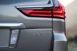 2016 Lexus LX570 SUV photo gallery