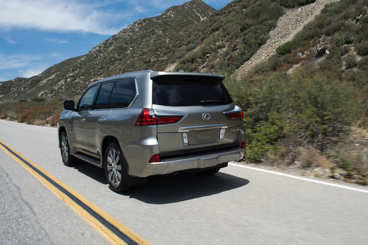 2016 Lexus LX570 SUV photo gallery