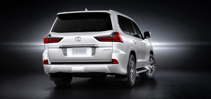 2016 Lexus LX570 SUV photo gallery