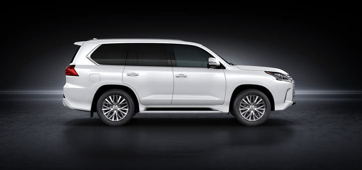 2016 Lexus LX570 SUV photo gallery