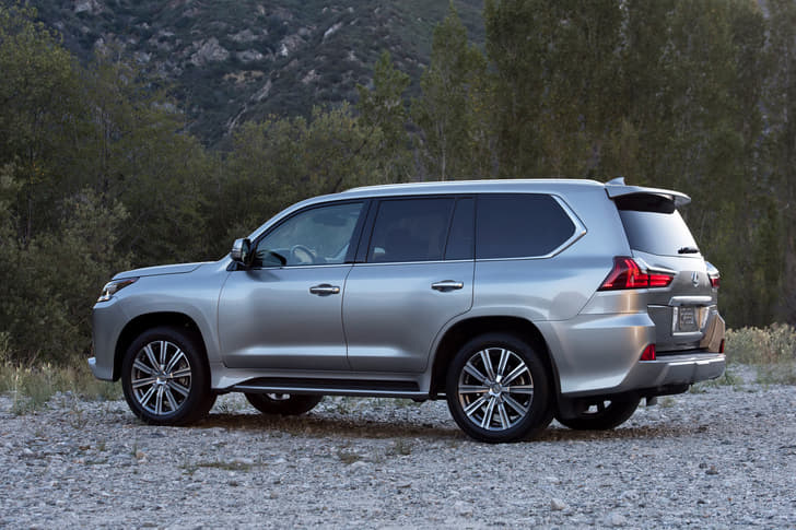 2016 Lexus LX570 SUV photo gallery