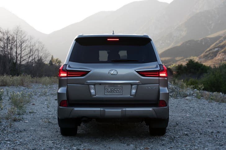 2016 Lexus LX570 SUV photo gallery