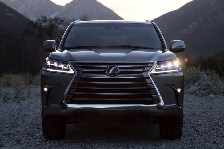 2016 Lexus LX570 SUV photo gallery