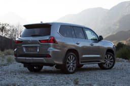 2016 Lexus LX570 SUV photo gallery