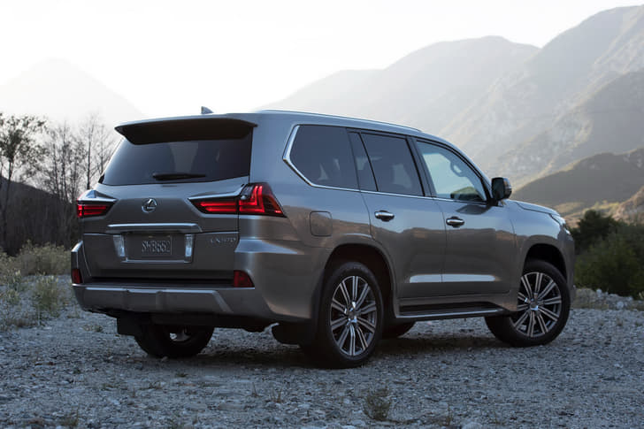 2016 Lexus LX570 SUV photo gallery