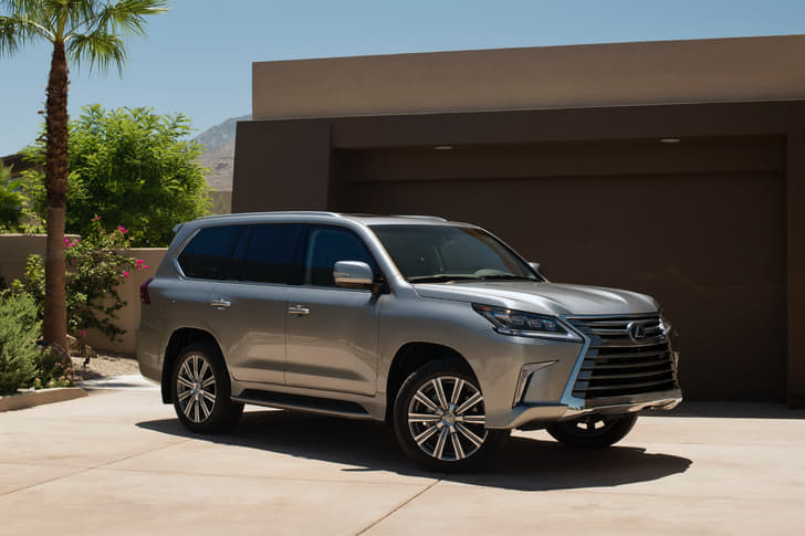 2016 Lexus LX570 SUV photo gallery