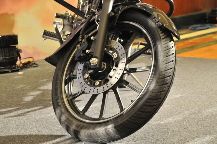 Avenger 150 Street gets attractive 12-spoke alloy wheels. Avenger 150 Street gets attractive 12-spoke alloy wheels.