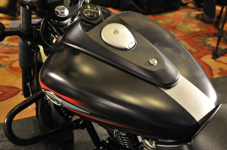 Matte black finish looks quite nice on the Bajaj Avenger 220 Street. Matte black finish looks quite nice on the Bajaj Avenger 220 Street.