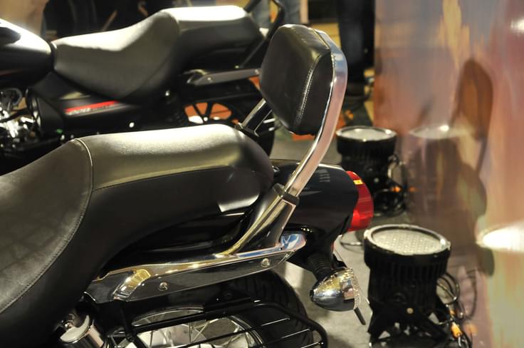 Pillion gets a backrest on the Bajaj Avenger 220 Cruise. Pillion gets a backrest on the Bajaj Avenger 220 Cruise.