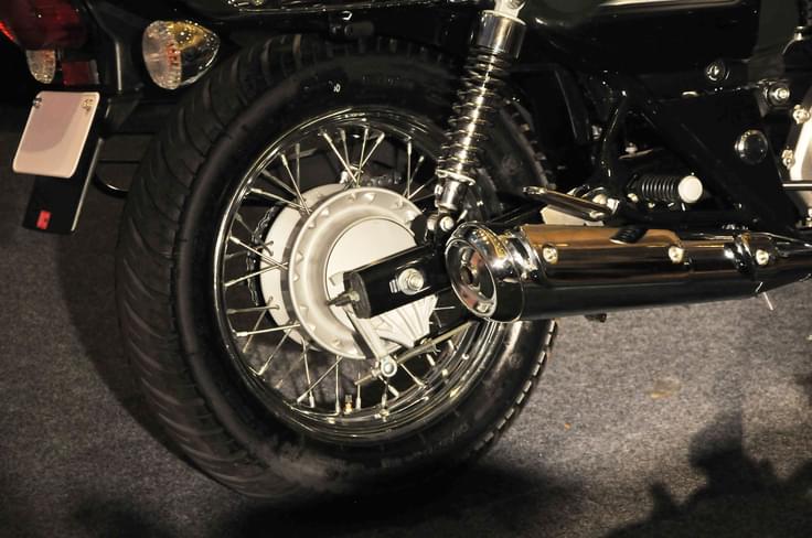 Avenger 220 Cruise gets classic-looking wire-spoke wheels. Avenger 220 Cruise gets classic-looking wire-spoke wheels.