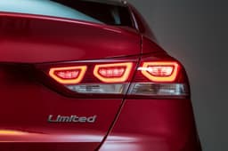 2016 Hyundai Elantra photo gallery