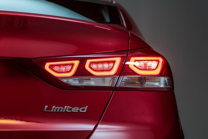 2016 Hyundai Elantra photo gallery