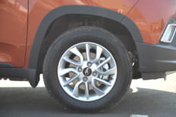 The large, squared wheel arches add to the KUV100's SUV looks, though they make the 15-inch alloys look small. 