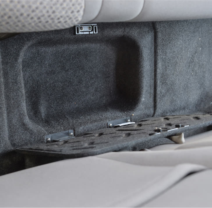 Clever storage box hidden in the floor between the seats. 