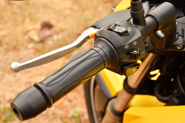 The Apache RTR 200 comes with clip-on bars, soft and comfy palm grips, and switches that work well.