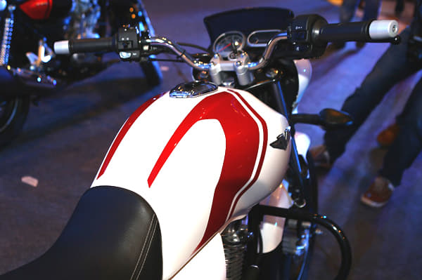 Bajaj V15 photo gallery