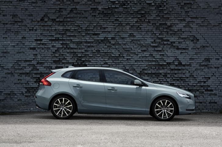 Volvo V40 facelift photo gallery