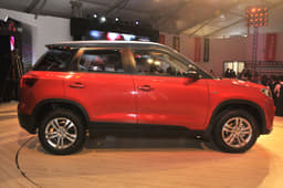 The Brezza's A-, B- and C-pillars come finished in black and gives the SUV a 'floating roof' design. The D-pillar can either be given a body-coloured finish or a black or white contrast colour.