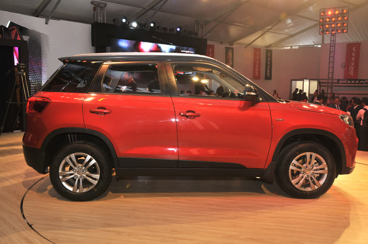 The Brezza's A-, B- and C-pillars come finished in black and gives the SUV a 'floating roof' design. The D-pillar can either be given a body-coloured finish or a black or white contrast colour.