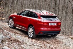 The silhouette design and rear spoiler lend the F-Pace sportscar-like aerodynamics.