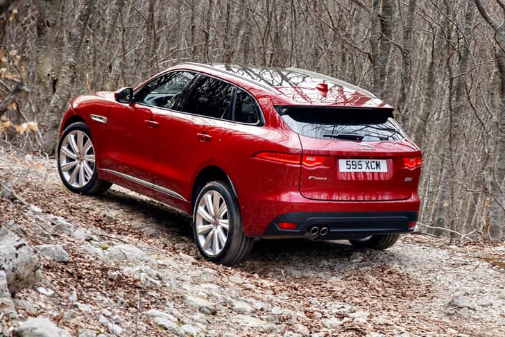 The silhouette design and rear spoiler lend the F-Pace sportscar-like aerodynamics.