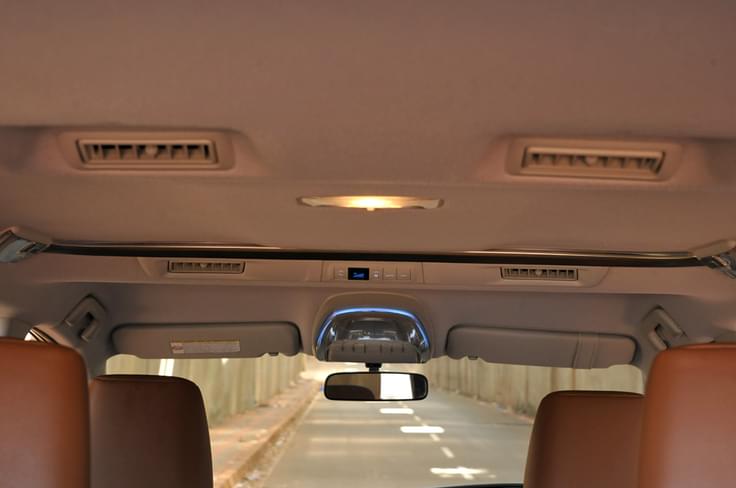 As before, the two back rows get their own dedicated air-conditioner and vents. As before, the two back rows get their own dedicated air-conditioner and vents.
