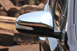Chrome caps on the wing mirrors, however, are perhaps a bit too much. They adjust and fold electrically and feature integrated indicators.